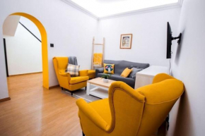 House of Colour, a 3 bedroom Bold Retreat in Town Centre!